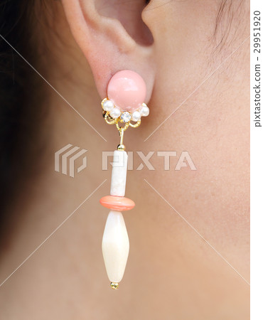 一個戴耳環的女人 一個戴耳環的女人 29951920