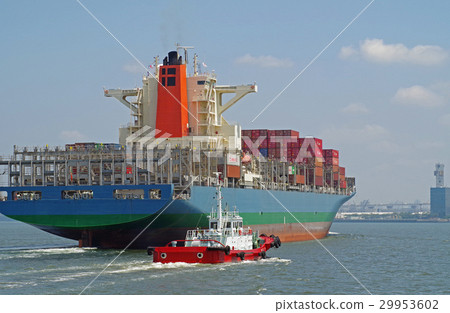 拖船連接到集裝箱船的船尾 29953602