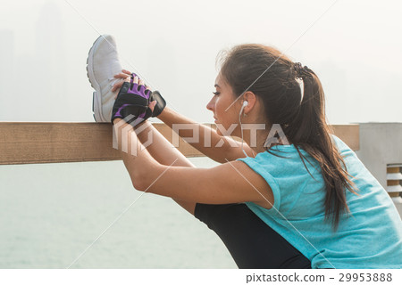 Close up shot of young fitness woman working out 29953888