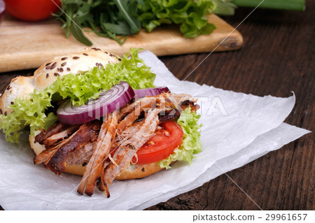 Pulled pork burger 29961657