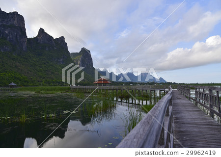 The limestone mountain path on the lagoon 29962419