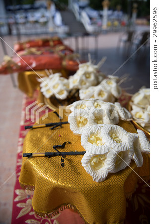 Sandalwood flowers or artificial flowers Sandalwood flowers or artificial flowers 29962596