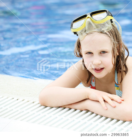 Cute little girl in swimming pool 29963865
