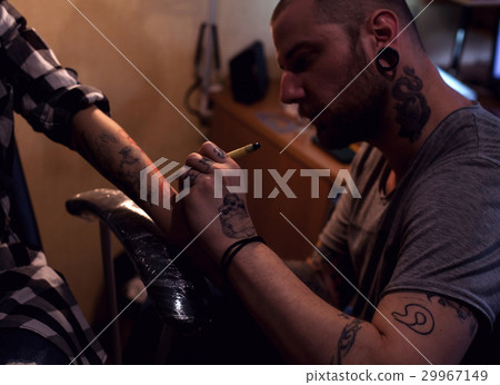 Tattooer makes scketch Tattooer makes scketch 29967149