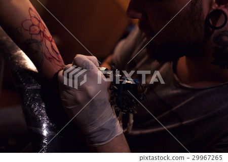 Tattoo artist works in salon 29967265