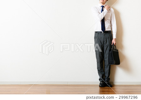 站立在屋子裡的商人 站立在屋子裡的商人 29967296