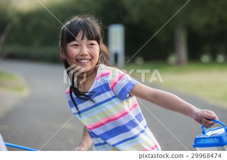 採取昆蟲暑假的女孩 29968474