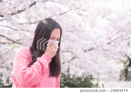woman with hay fever 29969474