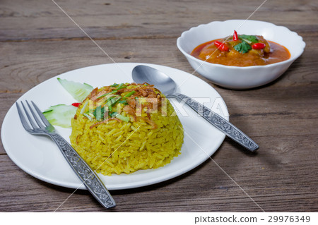 cooked turmeric jasmine rice with chicken  curry 29976349