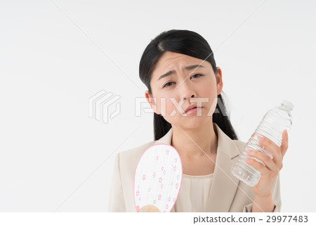 一個女人咬著熱 一個女人咬著熱 29977483