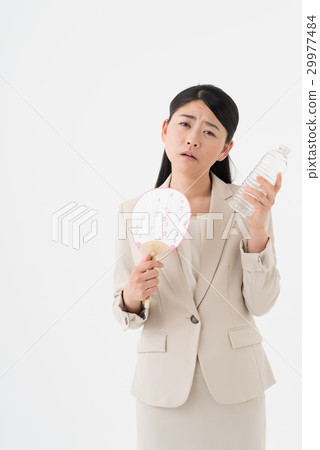 一個女人咬著熱 一個女人咬著熱 29977484