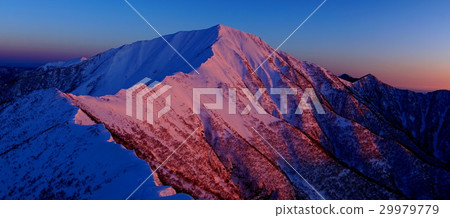 沐浴在早晨陽光下的日高山脈山脊線景觀 Pirikanupuri 沐浴在早晨陽光下的日高山脈山脊線景觀 Pirikanupuri 29979779