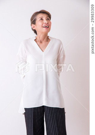 Middle-aged women's portrait 29983309