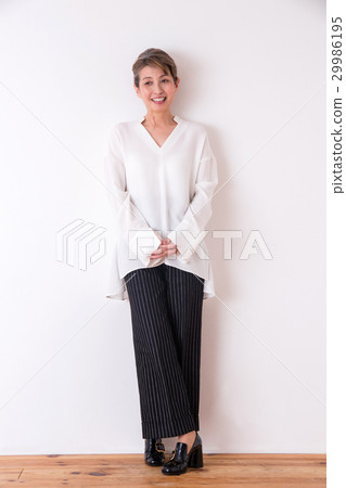 Middle-aged women's portrait 29986195
