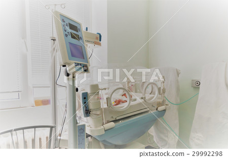 Newborn baby 29992298