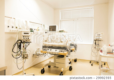 Newborn baby sleeping in an incubator in hospital 29992393
