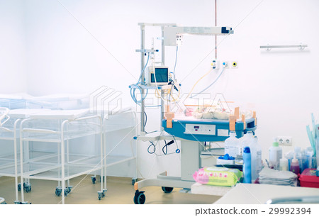 Newborn baby sleeping in an incubator in hospital 29992394