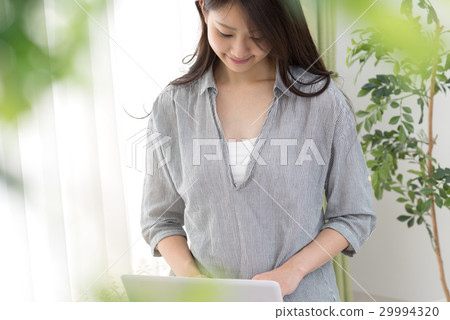 年輕女子個人計算機 年輕女子個人計算機 29994320