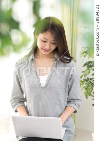 年輕女子個人計算機 年輕女子個人計算機 29994321