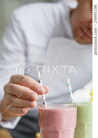 Male chef serving smoothies Male chef serving smoothies 29995196