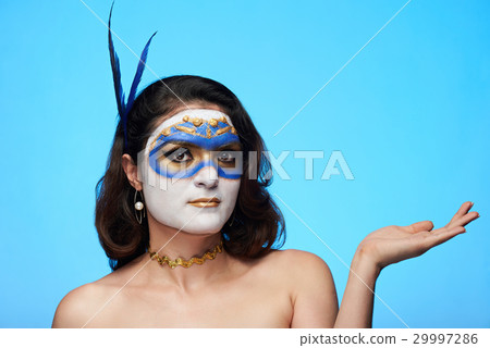 women holding hand 29997286