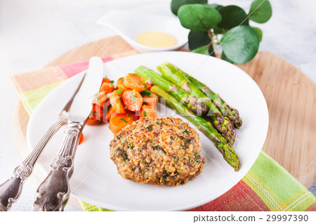 Meat rissole with glazed carrots 29997390