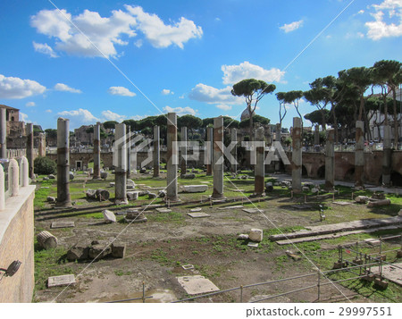 Roman ruins in Rome, Italy 29997551