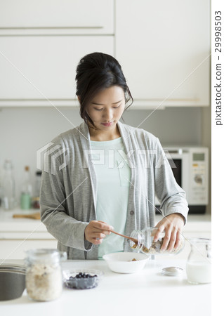 Young lady breakfast 29998503