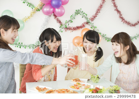 Four women toast 29999478