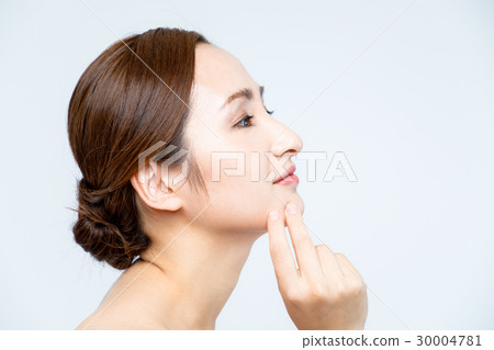 Women who check your skin 30004781