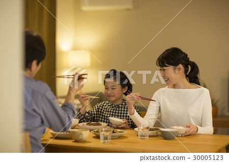 Family dinner 30005123