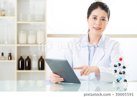 asian female chemist use notepad to research 30005591