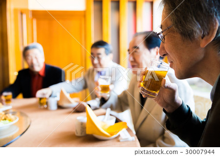 一位資深校友會男性與啤酒聊天 一位資深校友會男性與啤酒聊天 30007944