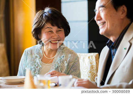 高級校友會男女享受這頓飯 高級校友會男女享受這頓飯 30008089