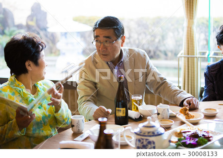 高級校友會男女享受這頓飯 30008133