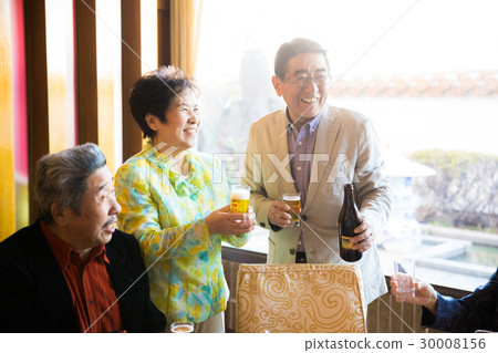 高級校友會啤酒談學校性別 高級校友會啤酒談學校性別 30008156