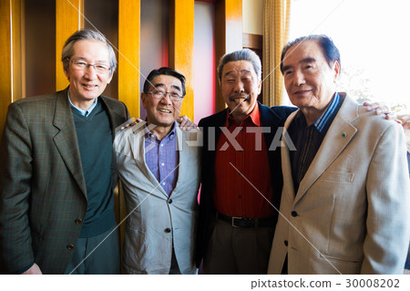 Senior Alumni Association Portrait Men 30008202