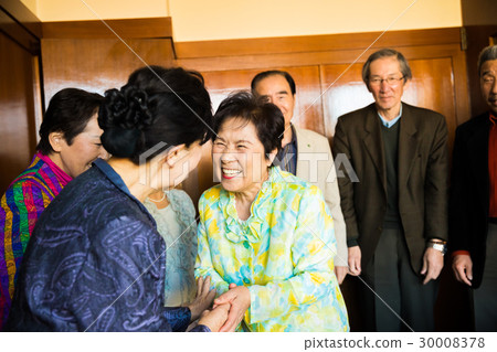 Senior Alumni association Old friend handshake greetings 30008378