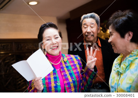 Senior Alumni Association Karaoke singing men and women 30008401