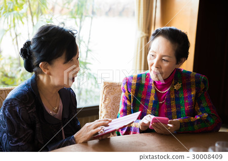 Senior Alumni Society Smartphone Female Senior Alumni Society Smartphone Female 30008409