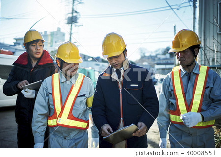 Workers during construction meetings 30008551