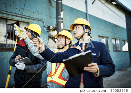 Workers during construction meetings 30008556