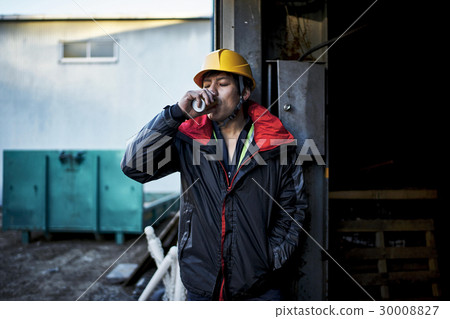 建築工地工人男人喝罐裝飲料 30008827