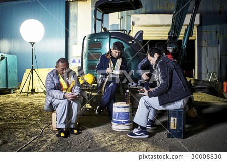 施工現場夜班工人吃飯 30008830