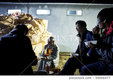 Construction site night work Workers to take meals 30008877