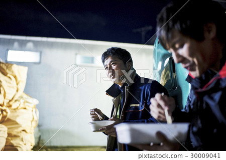 施工現場夜班工人吃飯 30009041