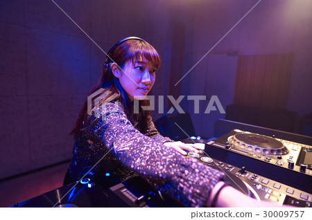女DJ 30009757