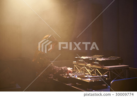 女DJ 30009774