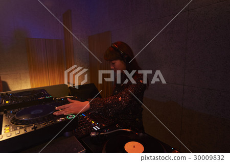 Female DJ Female DJ 30009832