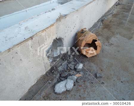 After removing the mold frame, remove the void tube and check the through hole After removing the mold frame, remove the void tube and check the through hole 30010426